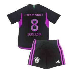 Bayern Munich Leon Goretzka #8 Vieras Pelipaita Lasten 2023-24 Lyhyet Hihat (+ Lyhyet housut)